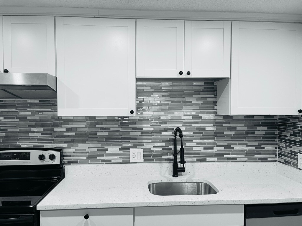 Building Photo - 4 Hallmark Gdns