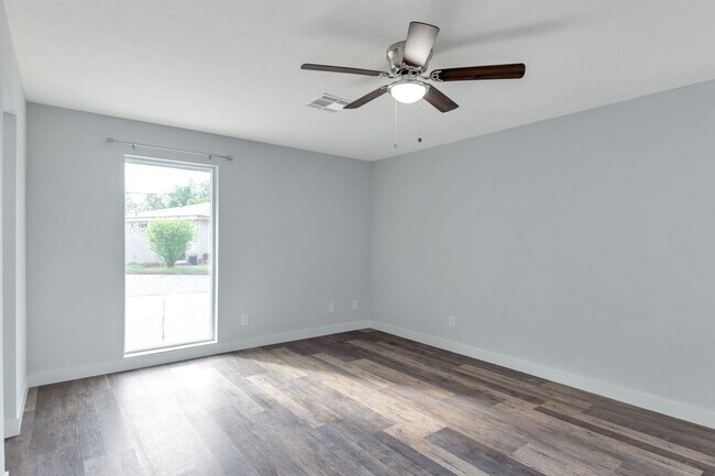 Building Photo - Huge house remodeled and close to ASU.  Pool and Turf in the yard