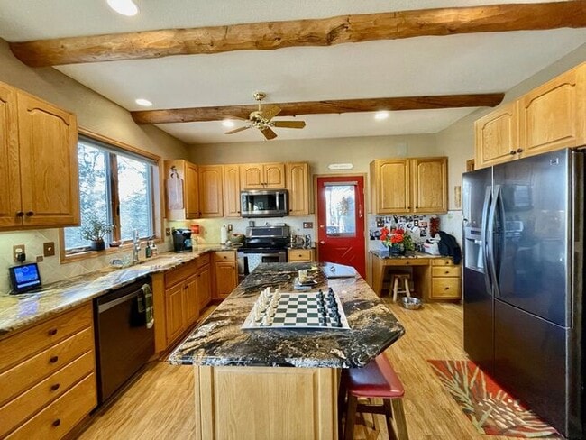 Building Photo - Large 3 bedroom home with gorgeous views i...