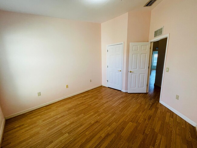 Building Photo - Family-Friendly Townhome Close to Beaches ...