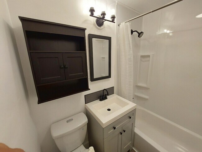 Building Photo - 335 Valley Dr