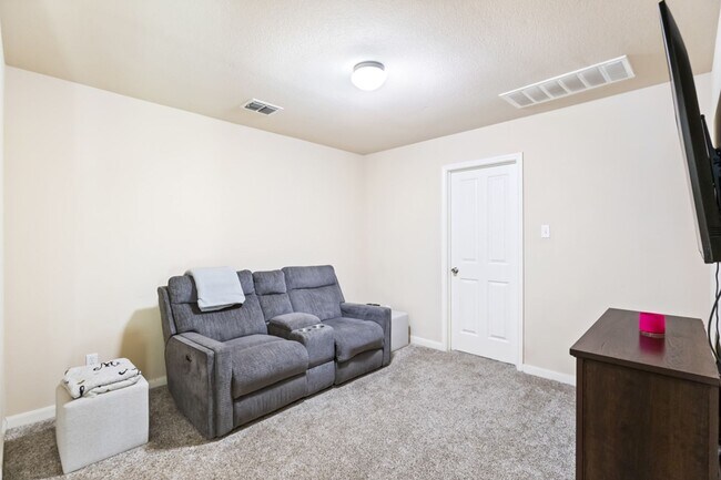 Building Photo - Charming Home Awaits: Spacious & Modern Living in a Prime Location