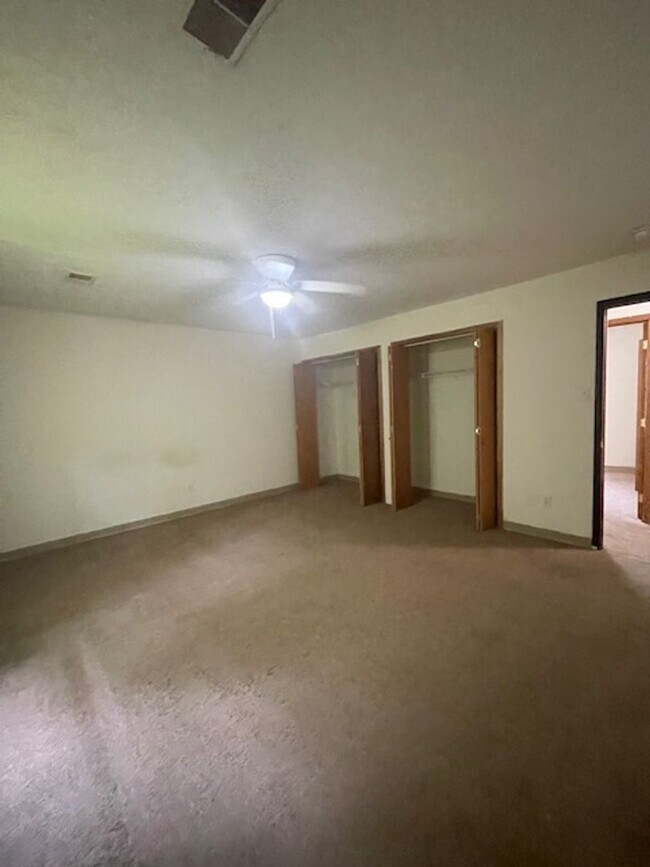 Building Photo - 2 Bedroom 2 Bath Duplex Call Ed Johnson 86...
