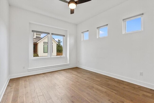 Building Photo - 4020 Valley View Rd