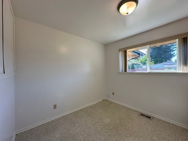Building Photo - 2 bedroom - Retro Charmer in the Heart of ...