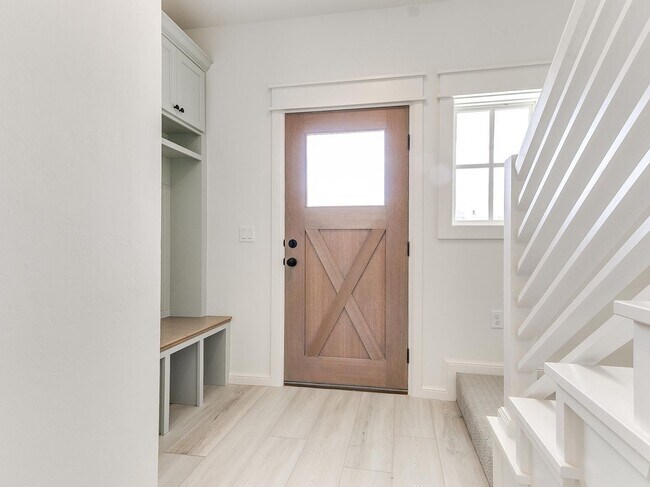 Building Photo - Luxury, Zero Maintenance Living Edmond Townhome