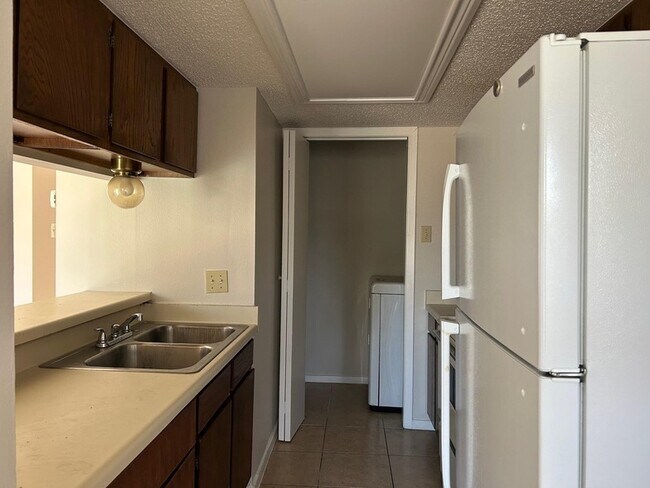 Building Photo - 100 Hillside Rd