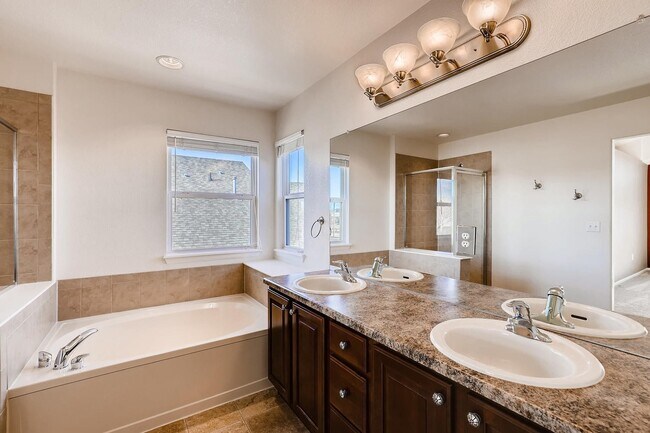 Building Photo - FABULOUS 3 BED/2.5 BATH HOME IN RENAISSANC...