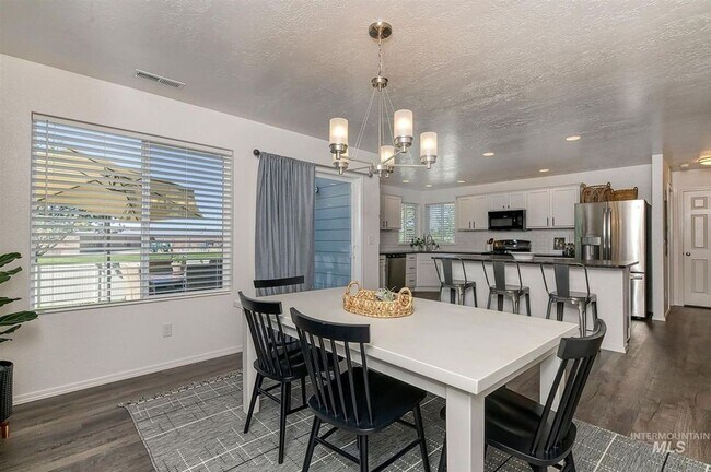Building Photo - Large 5 Bedroom 3 Bath Home in Meridian _ Dog Friendly!