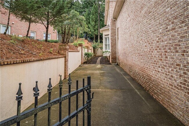 Building Photo - 8630 Moor Park Run