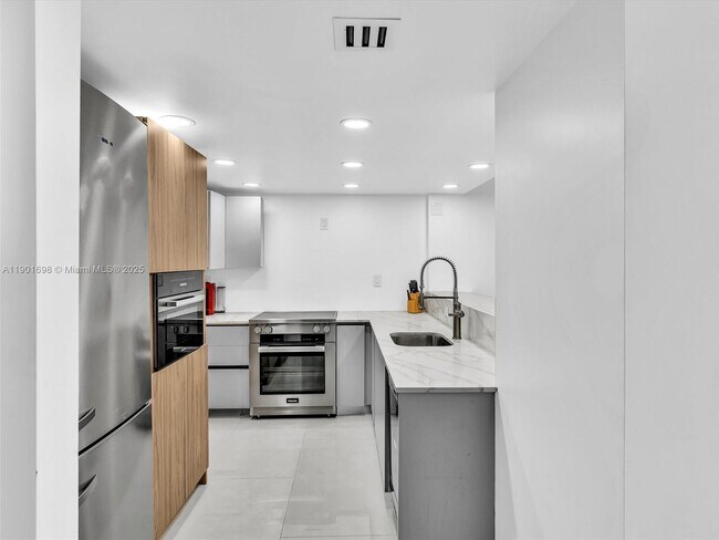 Building Photo - 10000 W Bay Harbor Dr