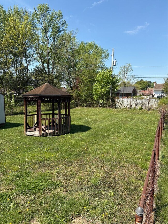 Building Photo - 2117 Sherwood Rd