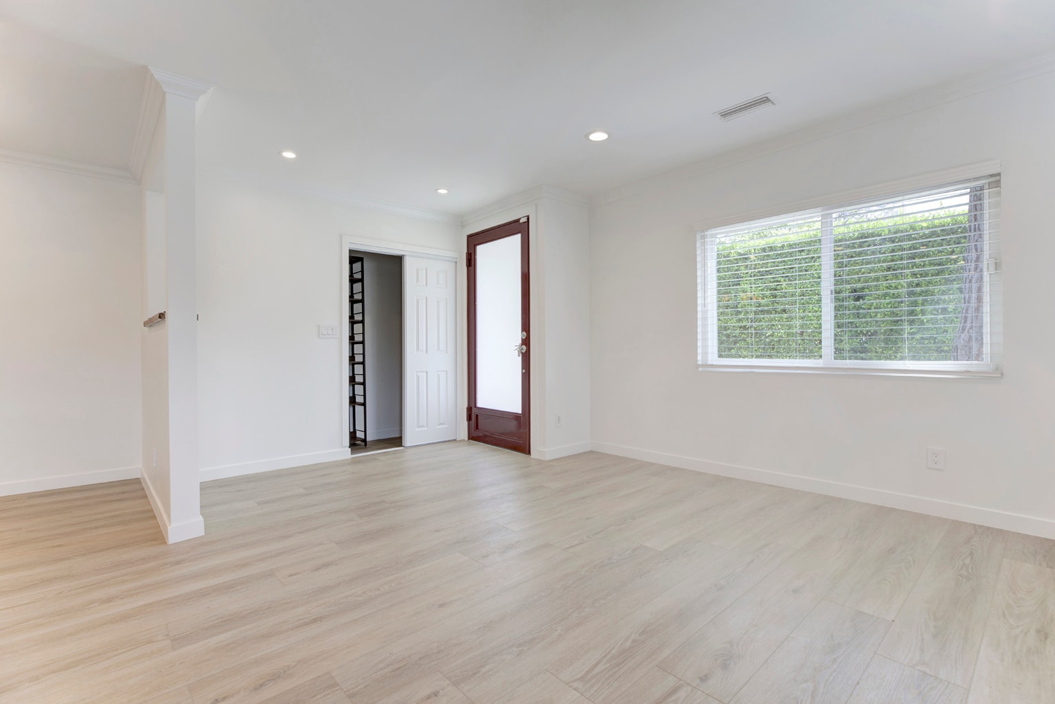 Building Photo - 247 N Oak Ave