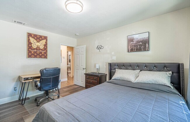 Building Photo - Charming 2 Bedroom Home with Private Garag...