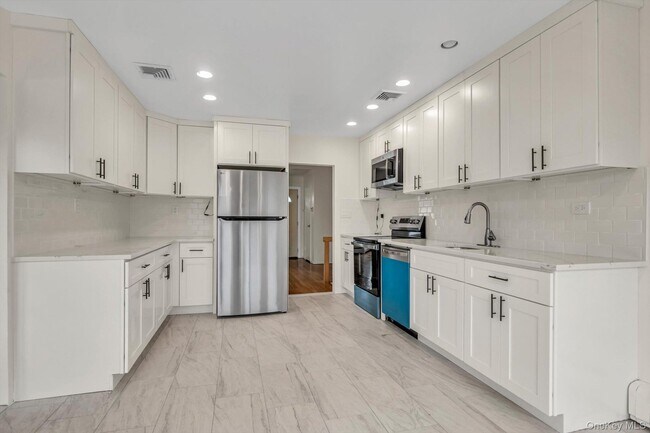 Building Photo - 16 Middle Ln