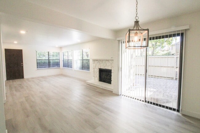 Building Photo - 2 Bed, 2 Bath Townhome in San Luis Obispo!