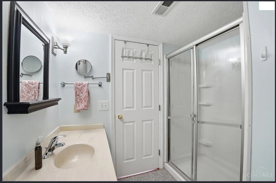 Building Photo - 3029 Stratford Ct