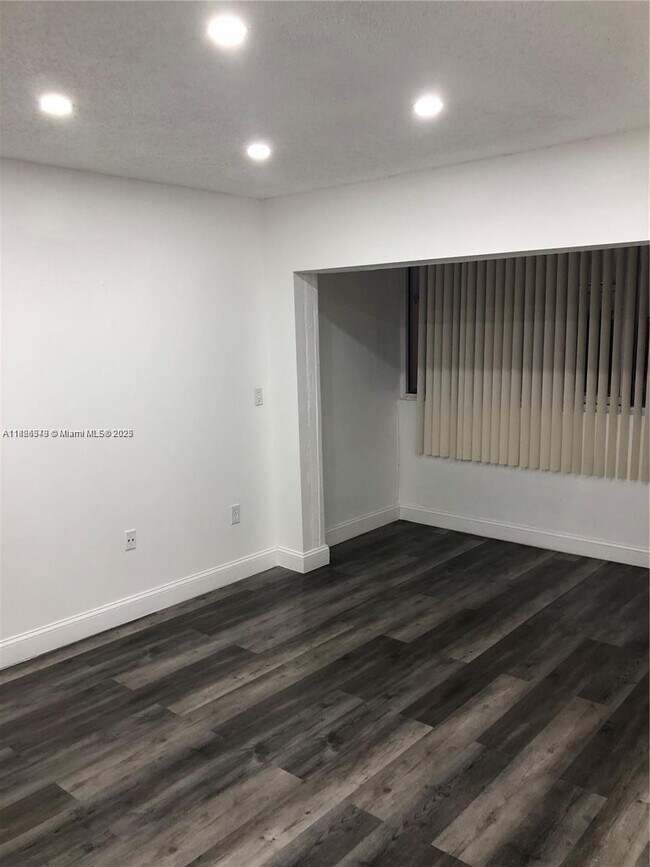 Building Photo - 1555 W 44th Pl