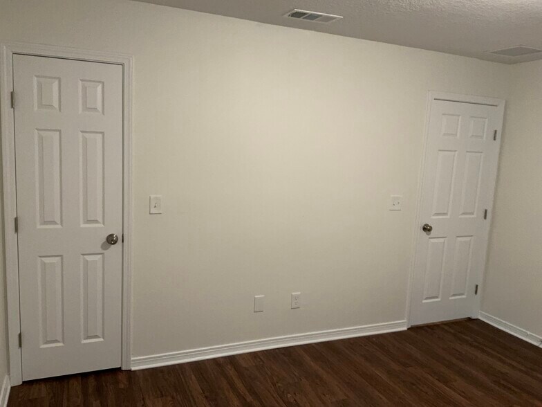 Building Photo - 3256 Silverado Cir