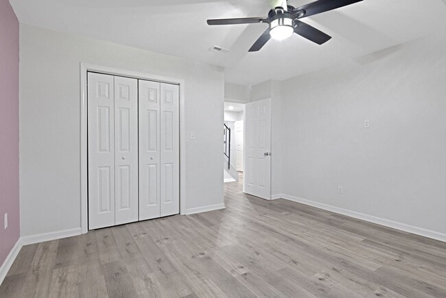 Building Photo - Spacious 5BR House on 2 acres in Chapin!