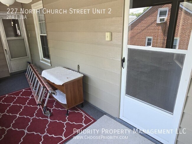 Building Photo - !Coming Soon! 2BR 1BA upstairs duplex, Woo...