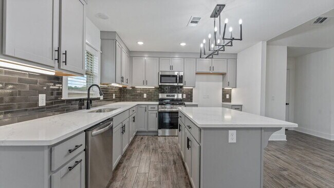 Building Photo - "Enchanting Farmington Getaway: 3-Bedroom ...