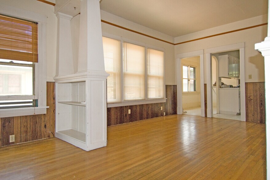 DINING Rm - 221 E Cache La Poudre St