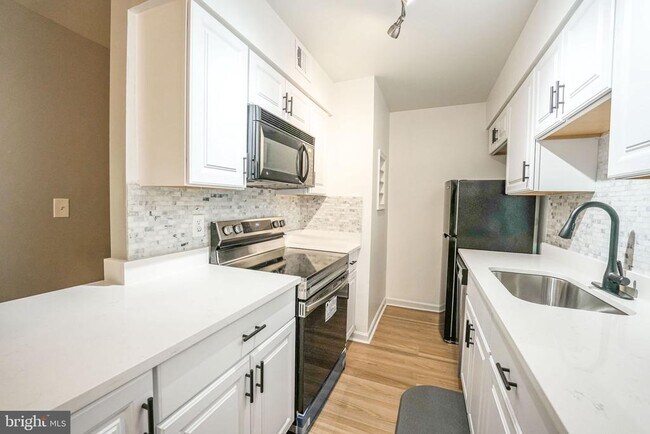 Building Photo - 8229 Kings Charter Ln