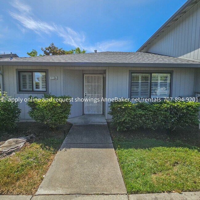 Building Photo - Exquisitely Updated Condo - Must See