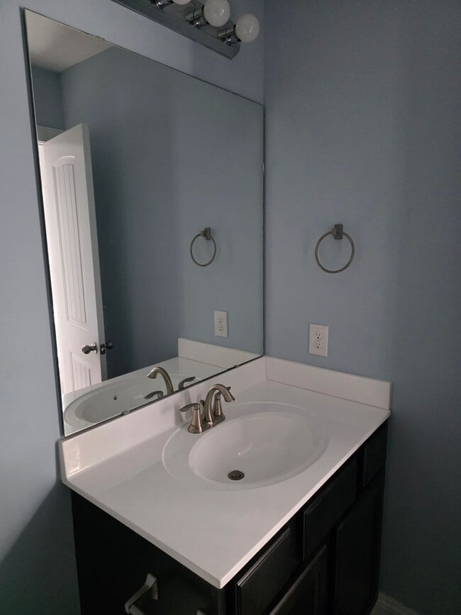 Building Photo - 2 Bedroom, 2.5 bath townhouse.