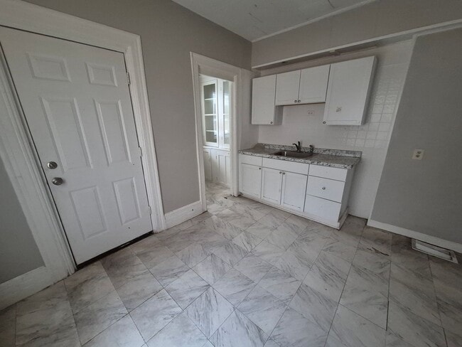 Building Photo - 1107-1109 South Clinton