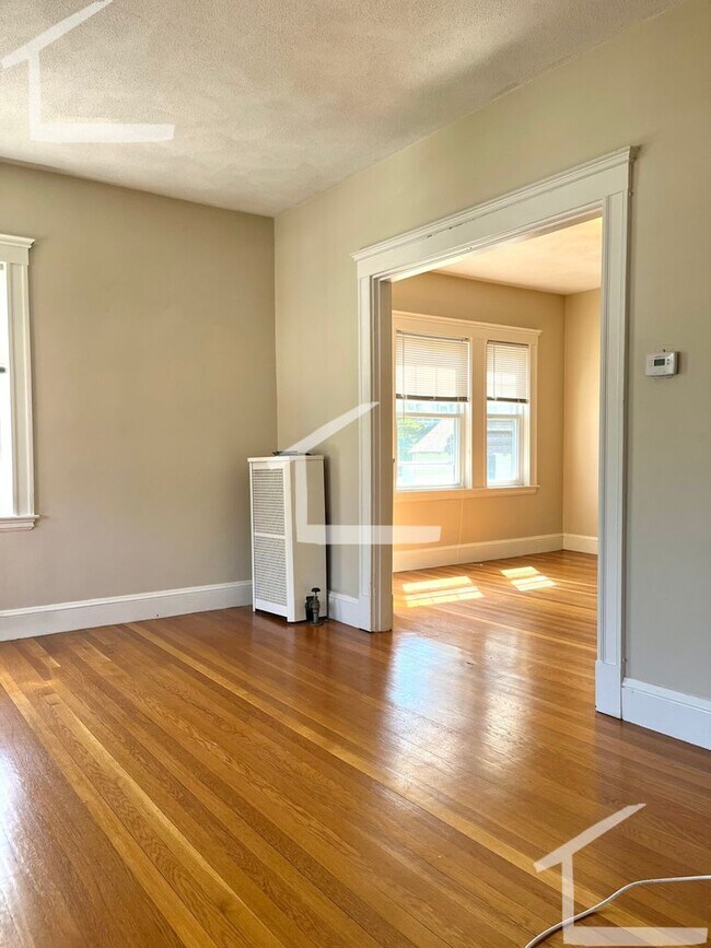 Building Photo - Free Laundry, Parking, Stainless Steel appliances, Backyard