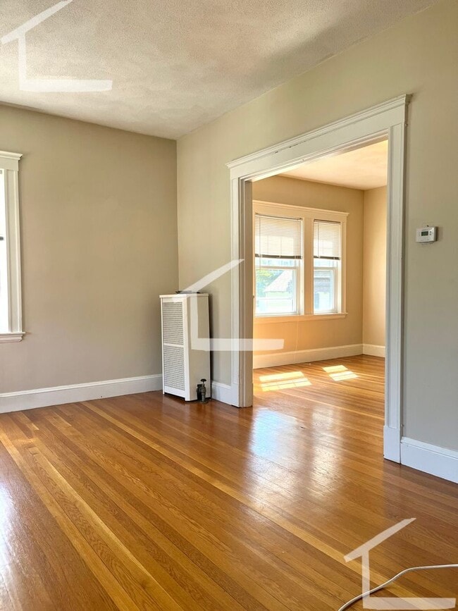 Building Photo - HUGE 3 bed duplex in the heart of Oak Square!