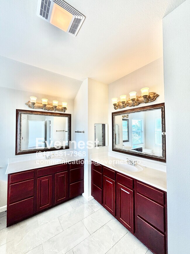 Building Photo - 4-Bedroom Home with Versatile Layout Near ...
