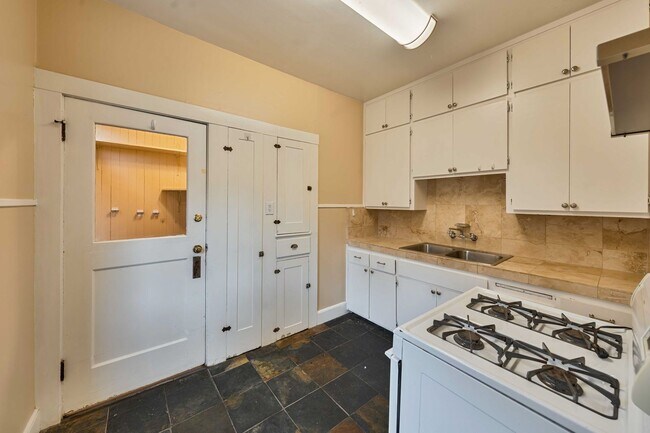 Building Photo - Charming Midtown 1-Bedroom Apartment with ...
