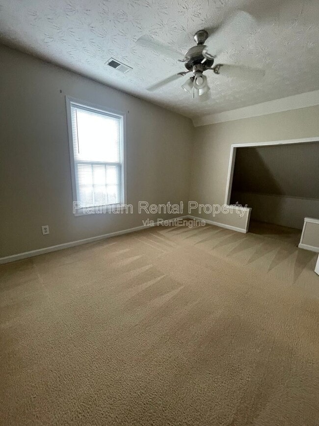 Building Photo - 475 Ellesmere Way