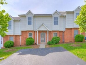Building Photo - Charming Christiansburg Home