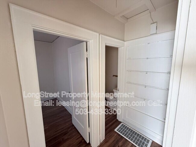 Building Photo - 588 Knapps Pl NE
