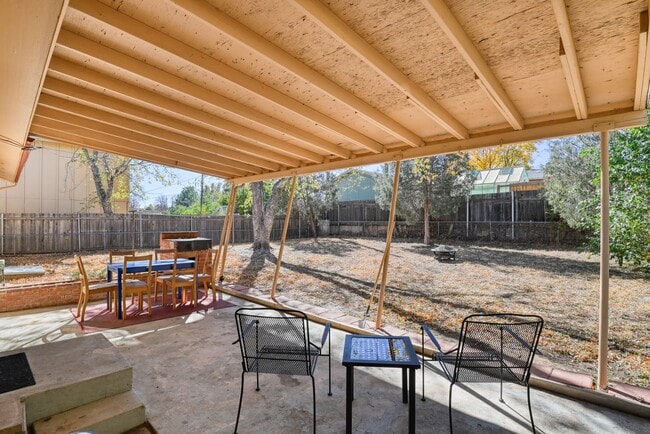 Building Photo - Cute 3 Bedroom Home in Central Colorado Sp...