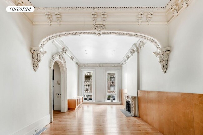 Primary Photo - 120 E 19th St