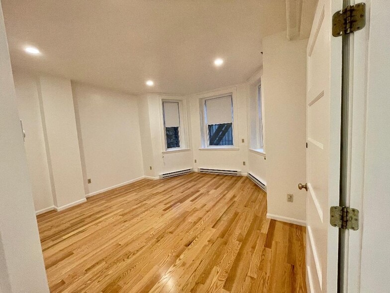 Primary Photo - 1077 Beacon St