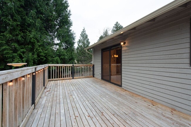 Building Photo - Amazing 4bed/2.5bath Home with Landscaping Included Located in Bellevue!
