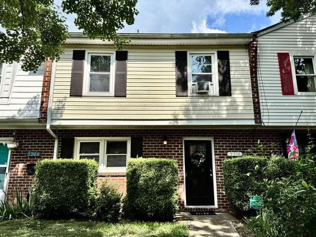 Primary Photo - Great Neck Townhome Available NOW! Neutral...