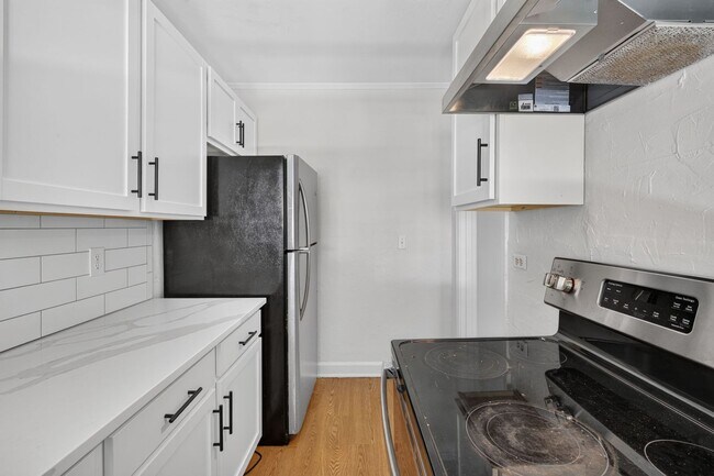 Building Photo - 216 E 57th St