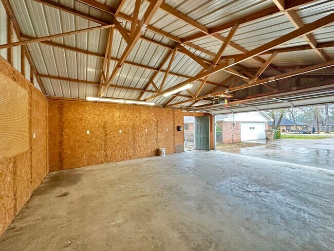 Building Photo - Available-Remodeled 3/2 with 4-Car Garage!