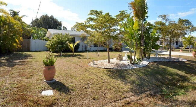 Building Photo - 1313 Mango Ave