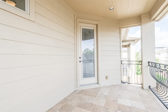 Building Photo - 407 W Bell St