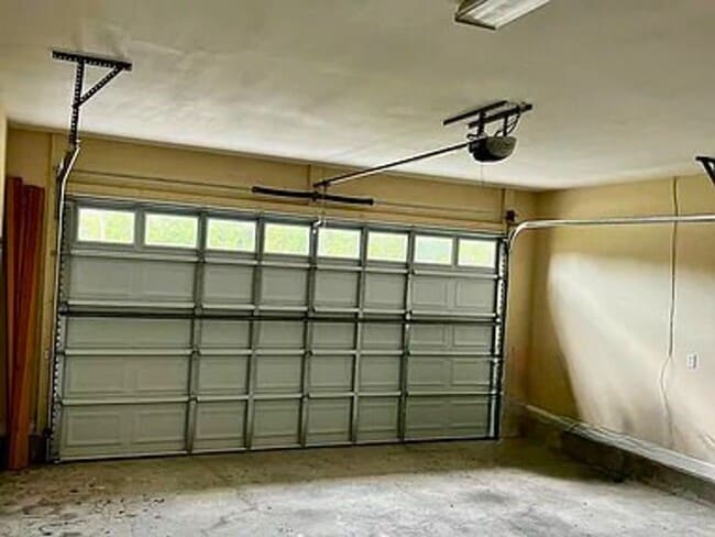 Building Photo - 3/2 updated home with amenities