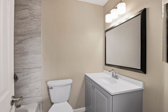 Building Photo - 621 D St