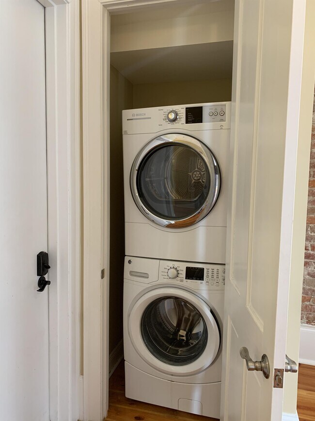 Building Photo - 800 St Charles Ave